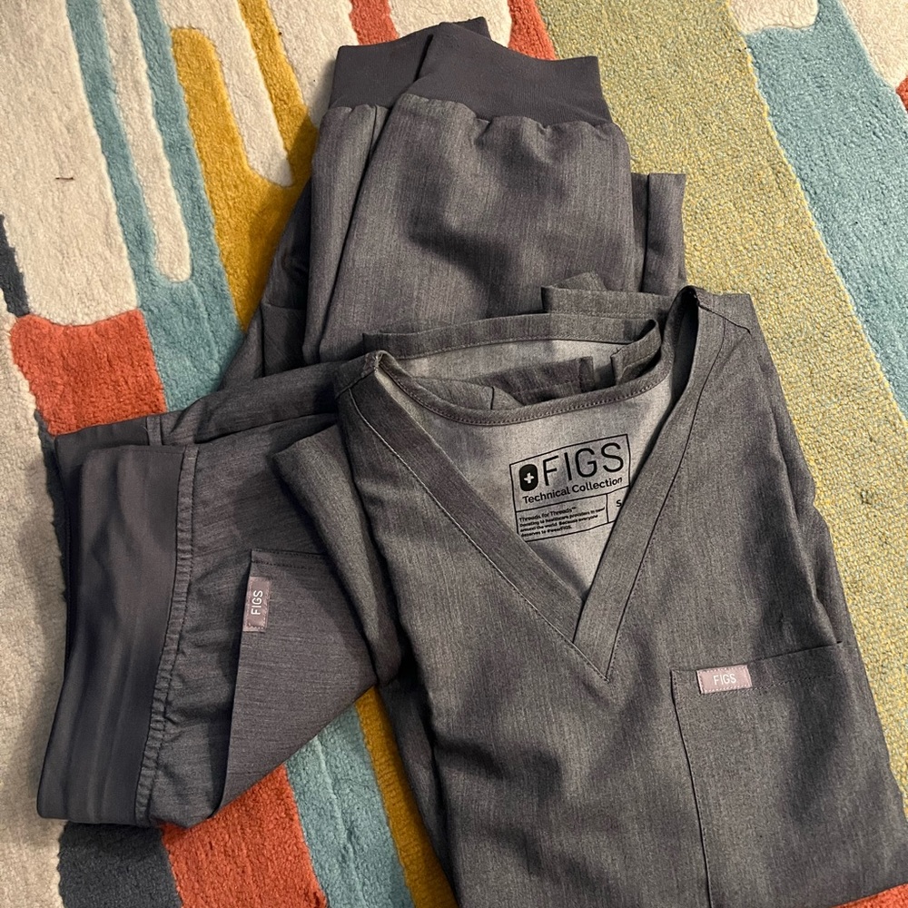 Figs joggers in graphite!